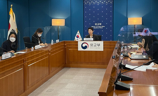 지난 2일 이미연 외교부 양자경제외교국장이 양웨이췬 중국 상무부 아주사장과 제25차 한중 경제협력 종합점검회의를 화상으로 진행하고 있다. 외교부 제공=연합뉴스.